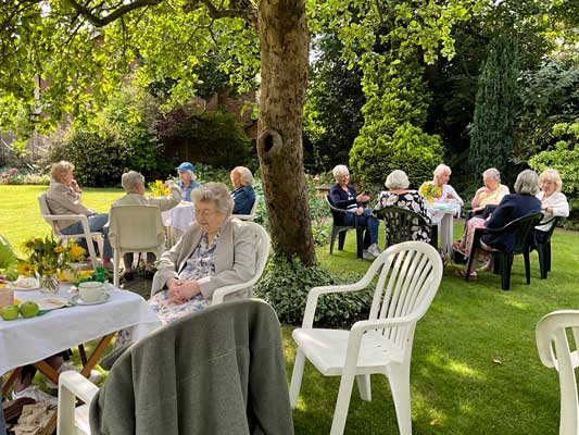 Sale Flower Club -  Garden party in the sun
